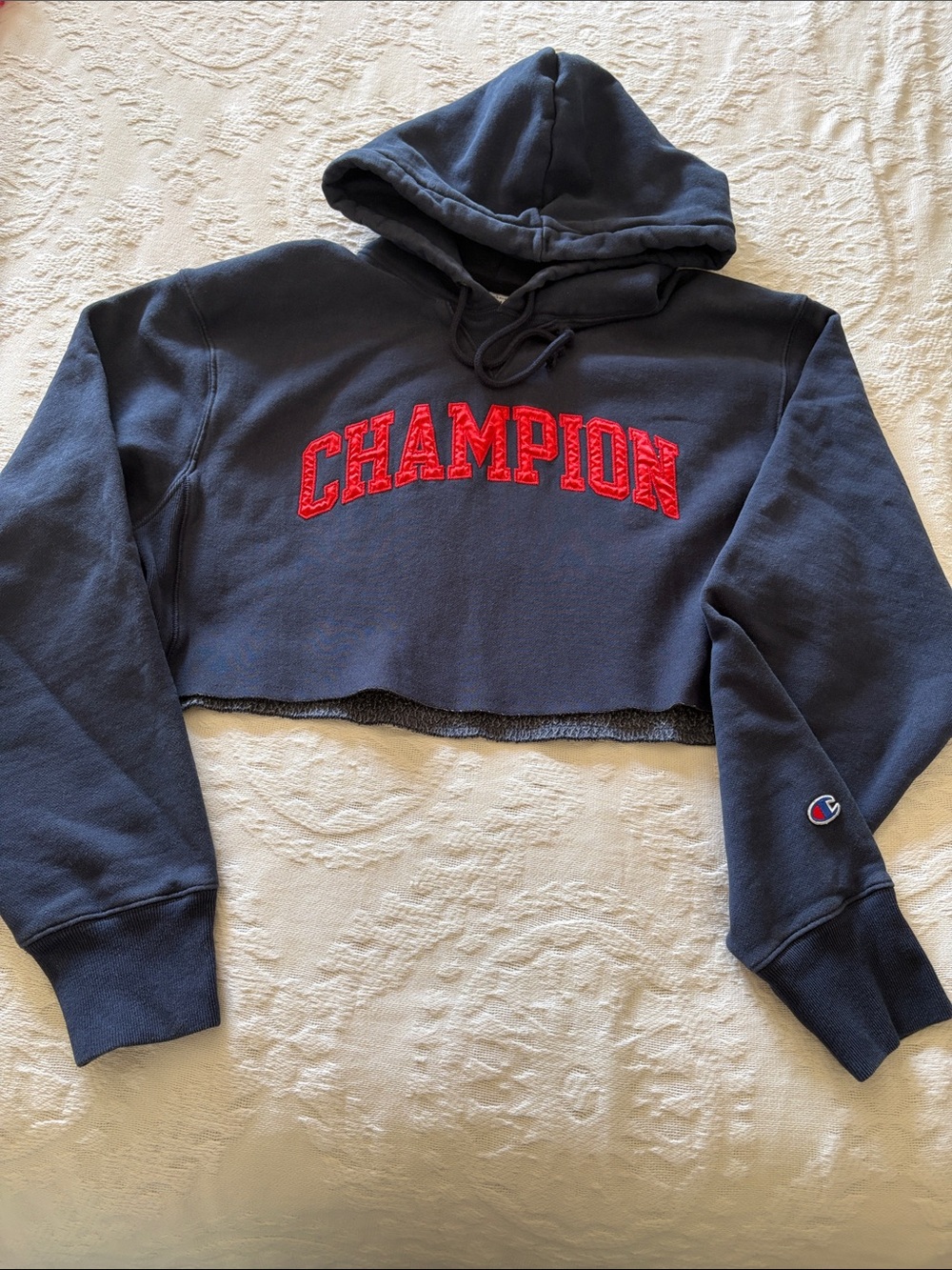 Champion Women’s Navy Cropped Reverse Weave Hoodie Embroidered Red Logo EUC M
